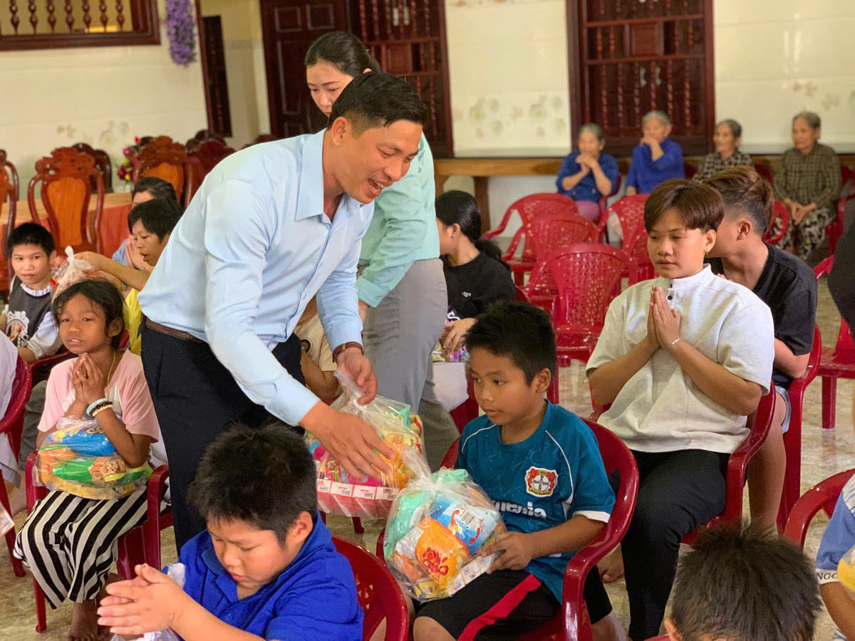 Trao quà cho các em tại Mái ấm Anh Đào. Ảnh T.M
