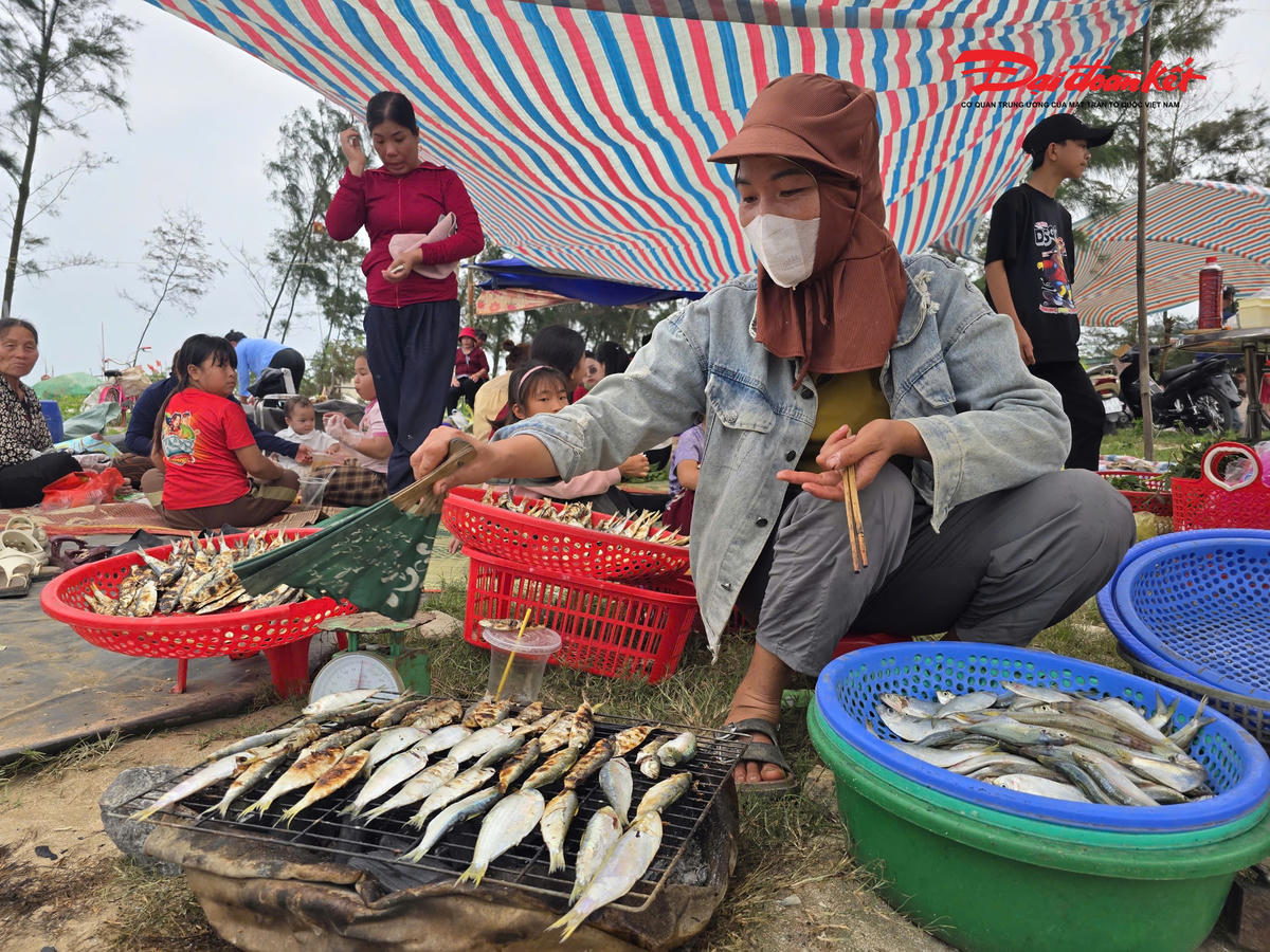 Cá trích được đánh bắt gần bờ từ sáng sớm, khi cập bến là nướng ngay, không qua bảo quản lạnh, khiến du khách cảm nhận được vị tươi của cá. Ảnh: ĐB