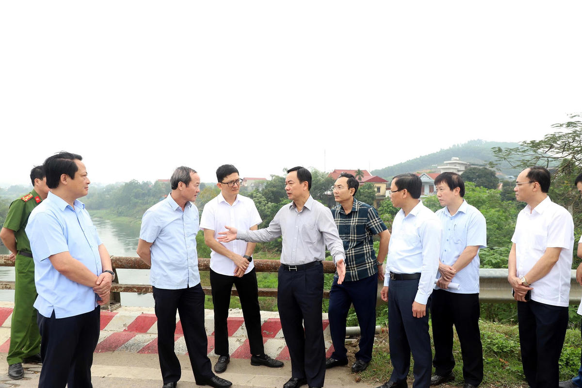 Đoàn công tác&nbsp; do ông Nguyễn Tất Liêm - Phó Chủ tịch UBND tỉnh Phú Thọ dẫn đầu, kiểm tra đánh giá tiến độ thi công sửa chữa cầu Sông Lô. Ảnh: Đinh Vũ