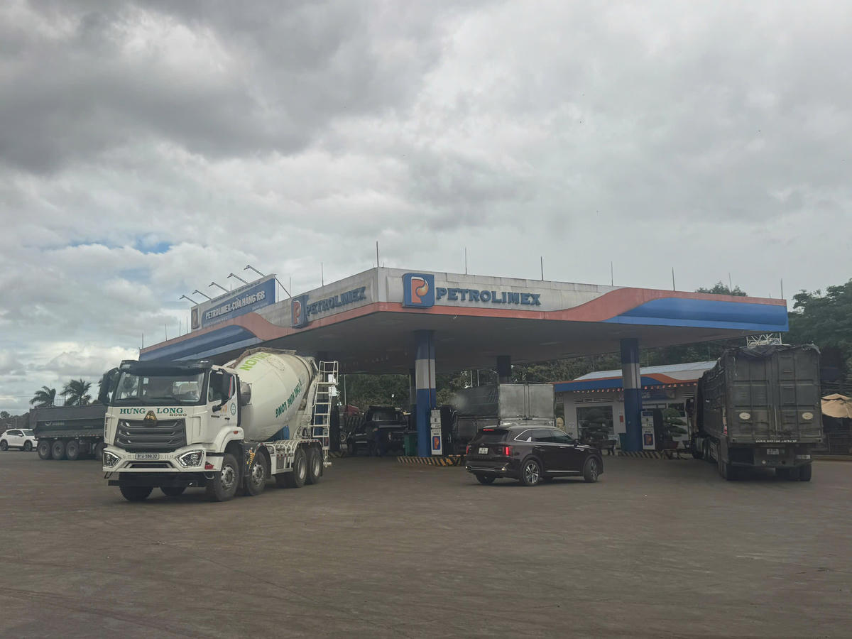 Giá xăng, dầu biến động tăng, nhiều doanh nghiệp vận tải tại Gia Lai phải tính toán về giá cả và các khoản chi để tiếp tục hoạt động. Ảnh Đình Sang.