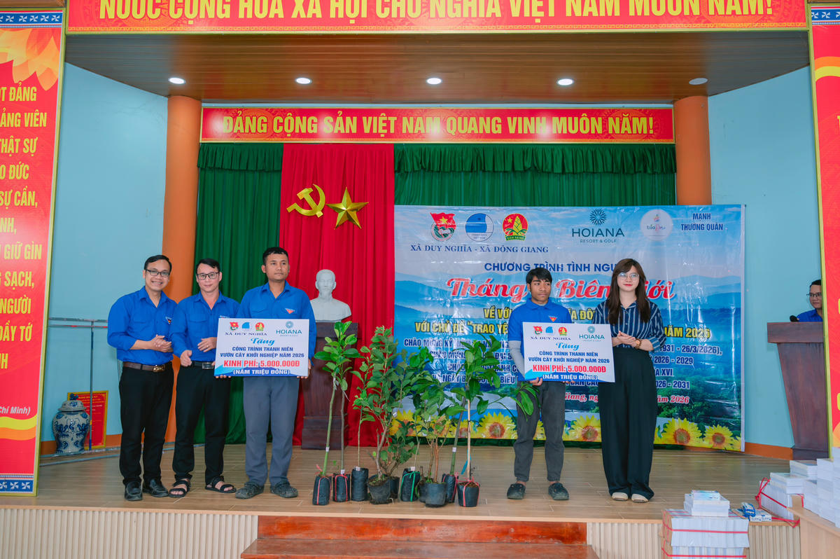 Trao cây giống khởi nghiệp cho thanh niên. Ảnh: Hương Tràm