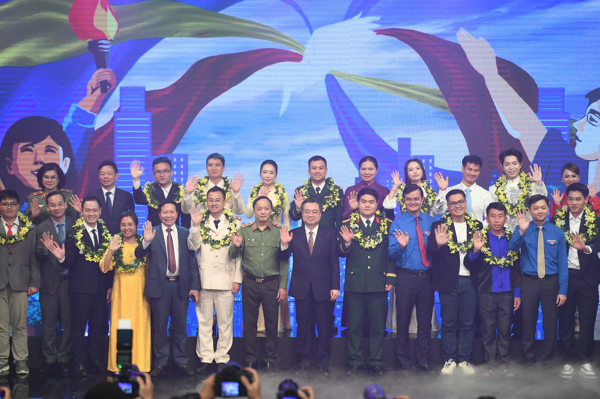 Lãnh đạo Đảng, Nhà nước chụp ảnh lưu niệm cùng các gương mặt trẻ tại lễ trao giải. Ảnh: PV