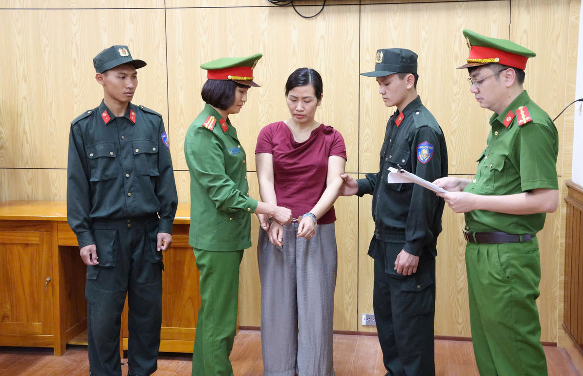 Công an tỉnh Phú Thọ ra Lệnh giữ người trong trường hợp khẩn cấp và Quyết định tạm giữ hình sự đối với Nguyễn Thị Hạnh. Ảnh: Công an tỉnh Phú Thọ.