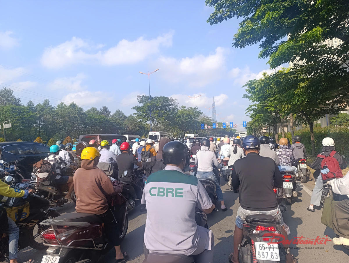 Kẹt xe trên đường Võ Nguyên Giáp, phường Bình Trưng (đoạn kết nối vào trung tâm Thủ Thiêm) ghi nhận vào sáng nay 25/3. Ảnh: Hồng Phúc.