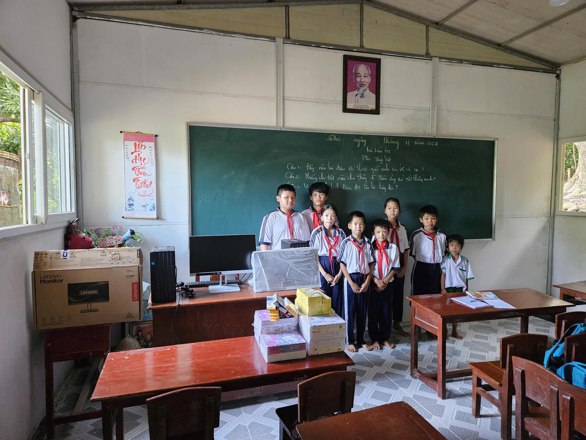 Qua thời gian, 100% các em trong độ tuổi đến trường trên đảo Hòn Chuối đều được tham gia học tập biết đọc, biết viết, biết được những kiến thức căn bản của chương trình giáo dục hiện hành. ( Ảnh: NVCC)