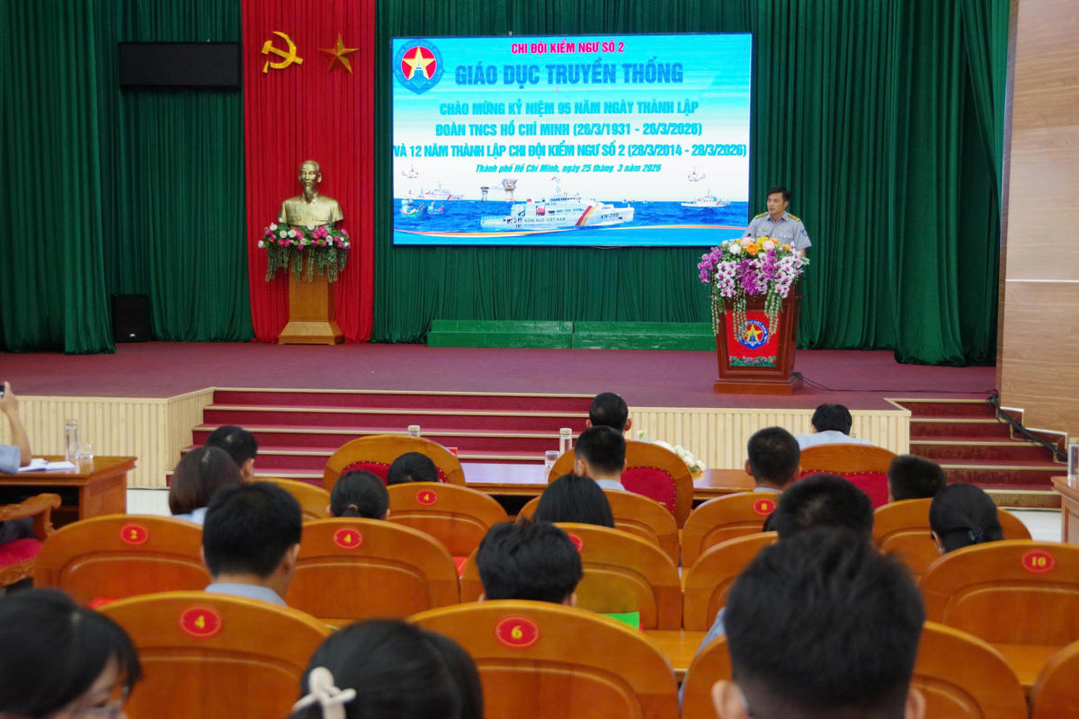 Đại diện lãnh đạo Chi đội Kiểm ngư 2 phát biểu tuyên truyền, giáo dục truyền thống 95 thành lập Đoàn TNCS Hồ Chí Minh, 12 năm thành lập Chi đội. Ảnh: Ngọc Chung.