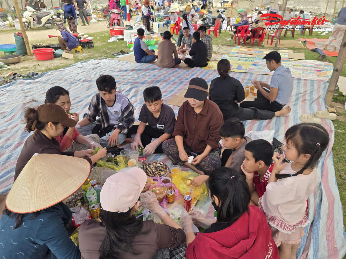 Từ hơn 1 tuần nay, dọc bờ biển dài hơn 2km thuộc xã Hải Châu (Nghệ An) du khách trong và ngoài tỉnh đổ về thưởng thức cá trích nước, khiến nơi đây trở thành một điểm dừng chân gây sốt trên mạng xã hội. Ảnh: ĐB