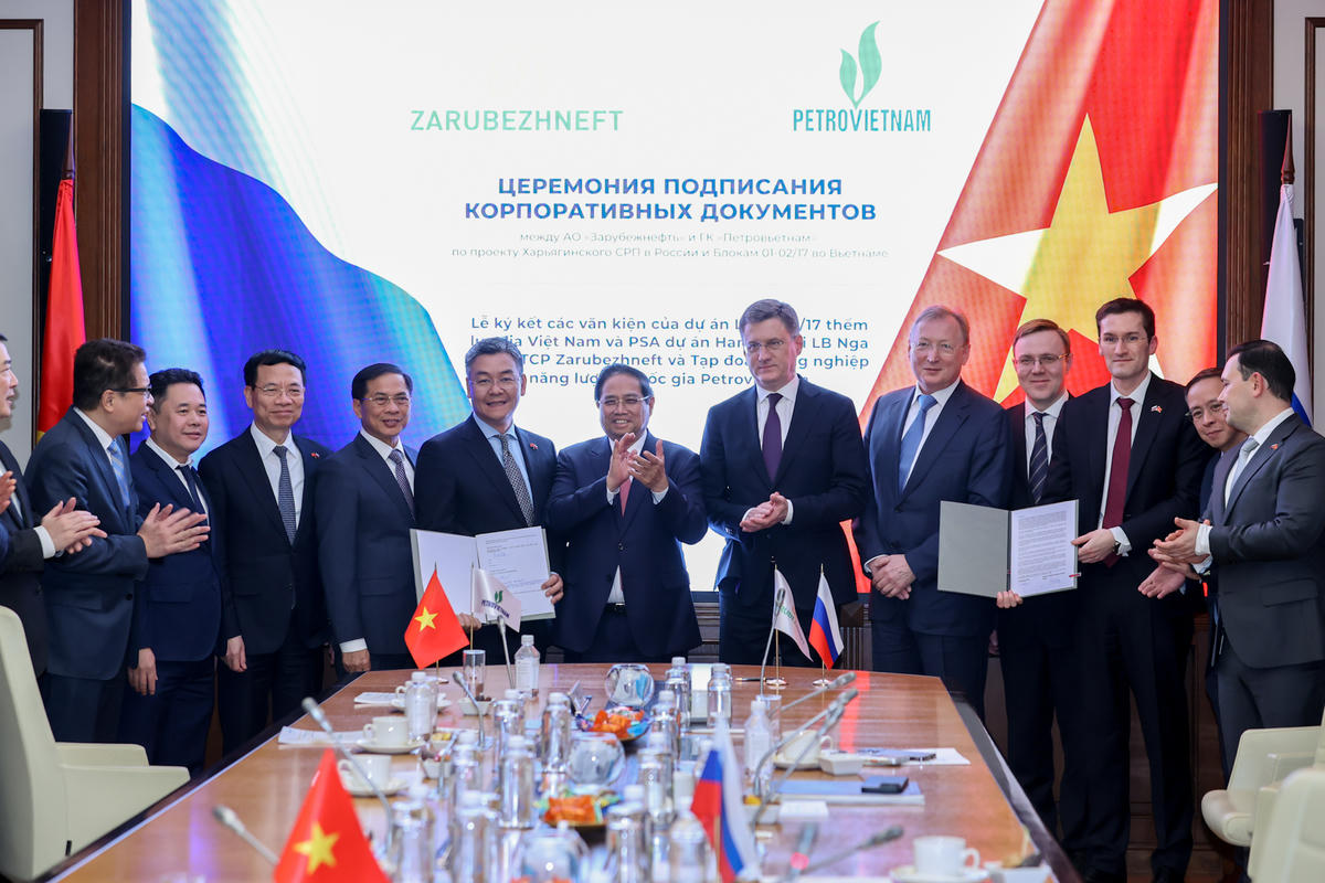 Thủ tướng chứng kiến ký kết hợp đồng cụ thể giữa các doanh nghiệp - Ảnh: VGP/Nhật Bắc