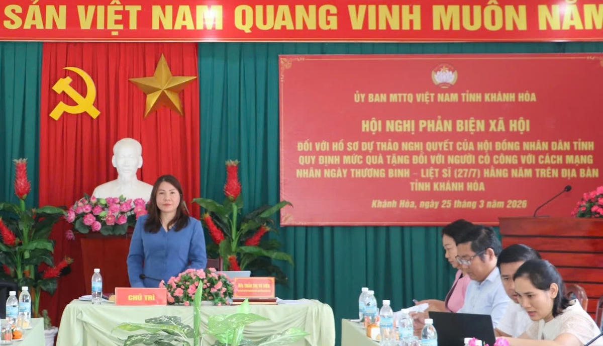 Bà Trần Thị Tú Viên, Phó Chủ tịch Ủy ban MTTQ Việt Nam tỉnh Khánh Hòa tiếp thu các ý kiến góp ý tại hội nghị. Ảnh X.H