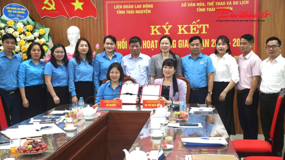 Lãnh đạo 2 đơn vị ký kết quy chế phối hợp. Ảnh: Toán Nguyễn.