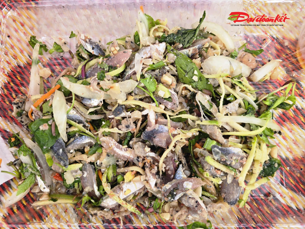 Ngoài món nướng, cá trích còn được chế biến thành nhiều món như gỏi, nộm...để du khách lựa chọn. Ảnh: ĐB