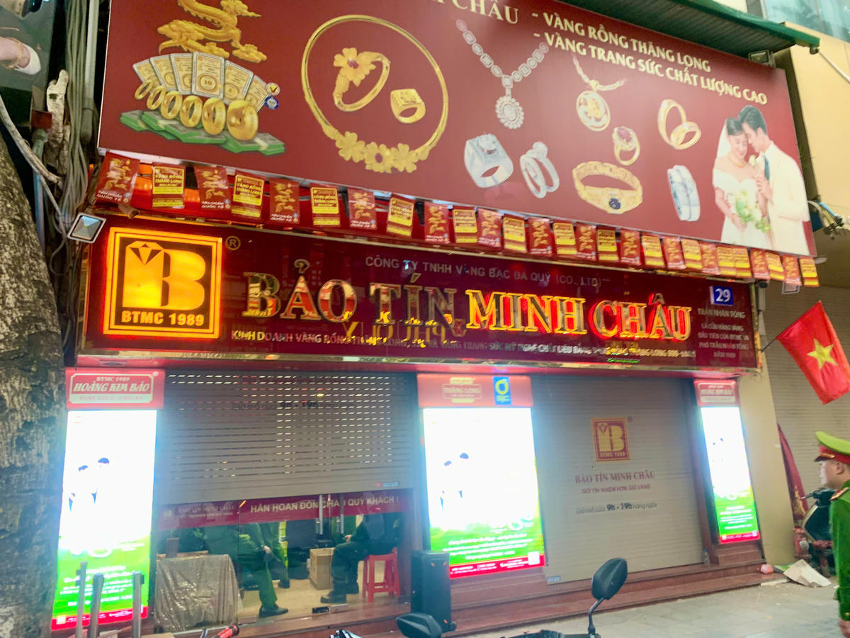 Lực lượng công an xuất hiện tại cửa hàng Bảo Tín Minh Châu tại số 29 Trần Nhân Tông, phường Hai Bà Trưng, TP Hà Nội.