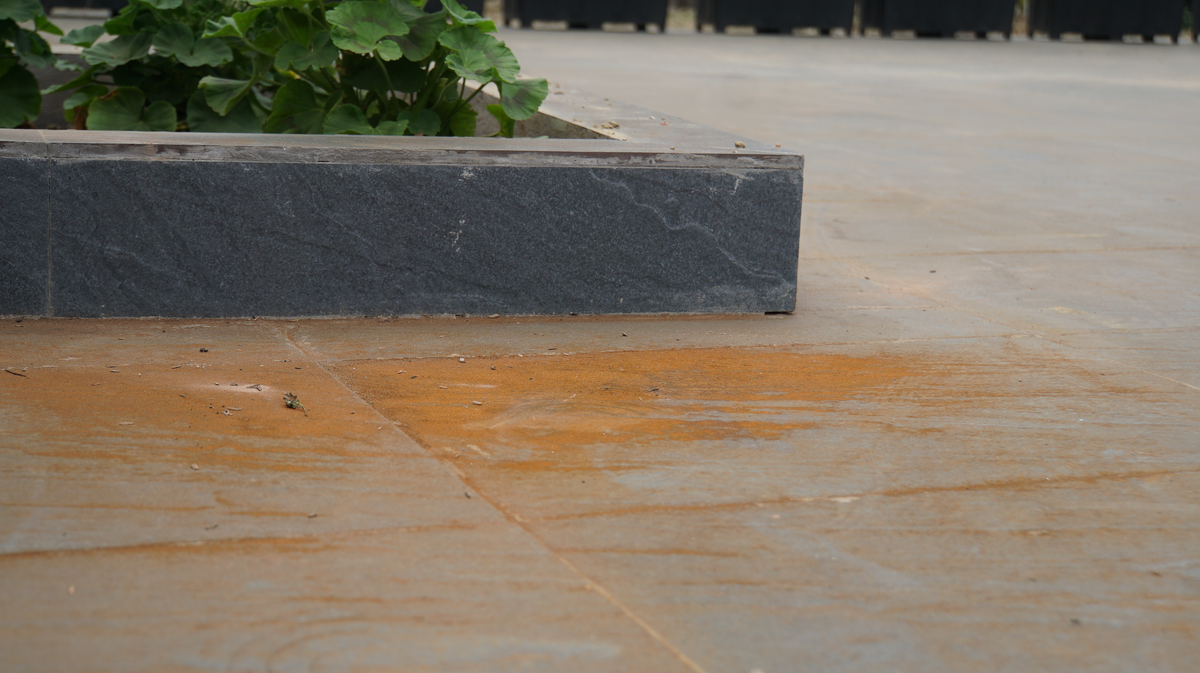 Cơ quan chức năng xác định bụi màu xuất hiện từ&nbsp;phân xưởng phun cát số 2 của Công ty TNHH Chế tạo máy EBA. Ảnh: PT.&nbsp;