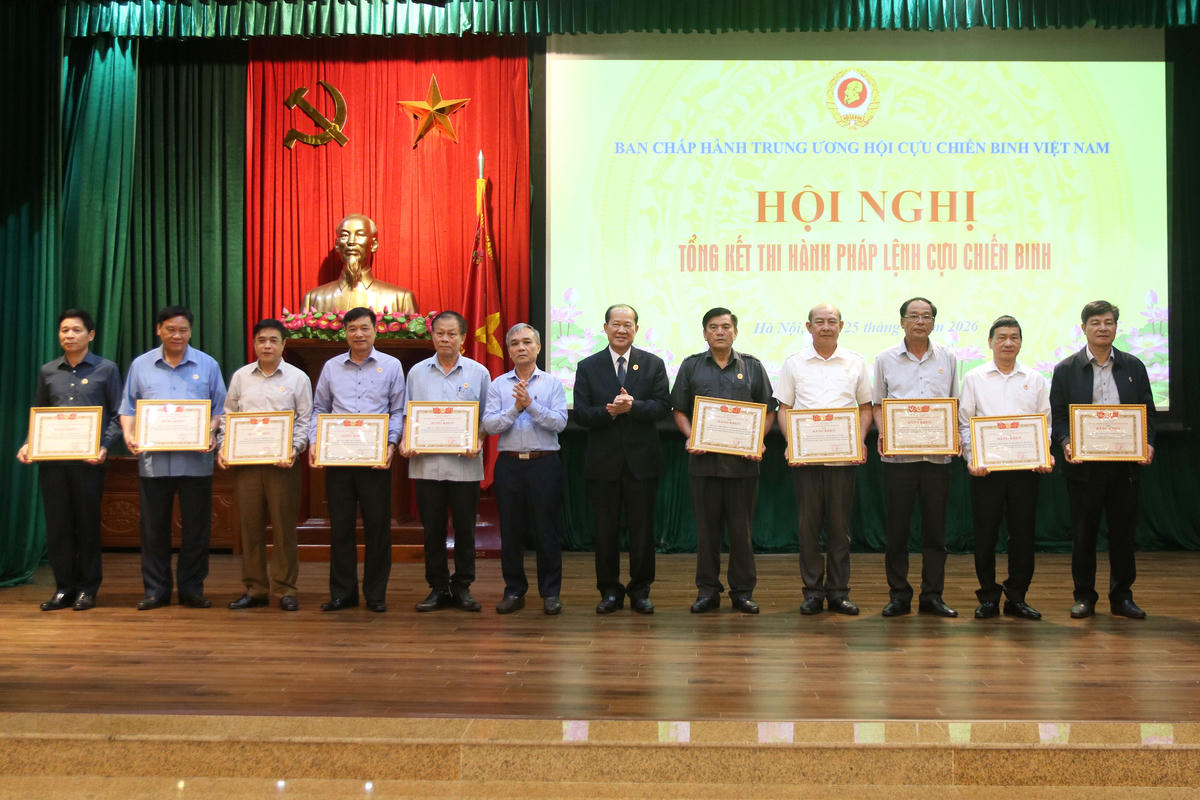 Thượng tướng Bế Xuân Trường&nbsp;tặng Bằng khen cho các tập thể, cá nhân có thành tích xuất sắc trong triển khai Pháp lệnh Cựu chiến binh.