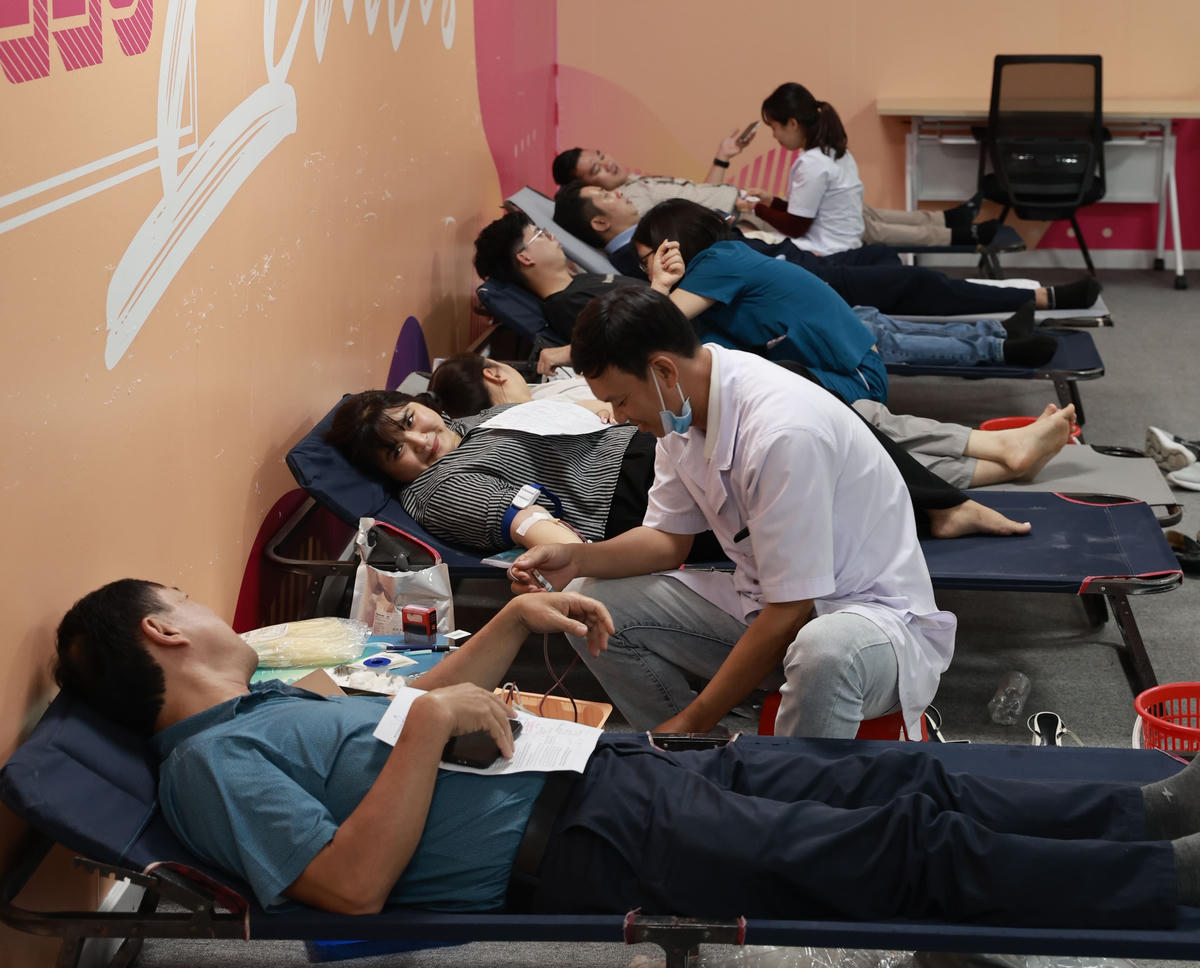 Đã có hơn 150 đơn vị máu được tiếp nhận trong buổi sáng ngày 24/3. Ảnh: Hương Tràm