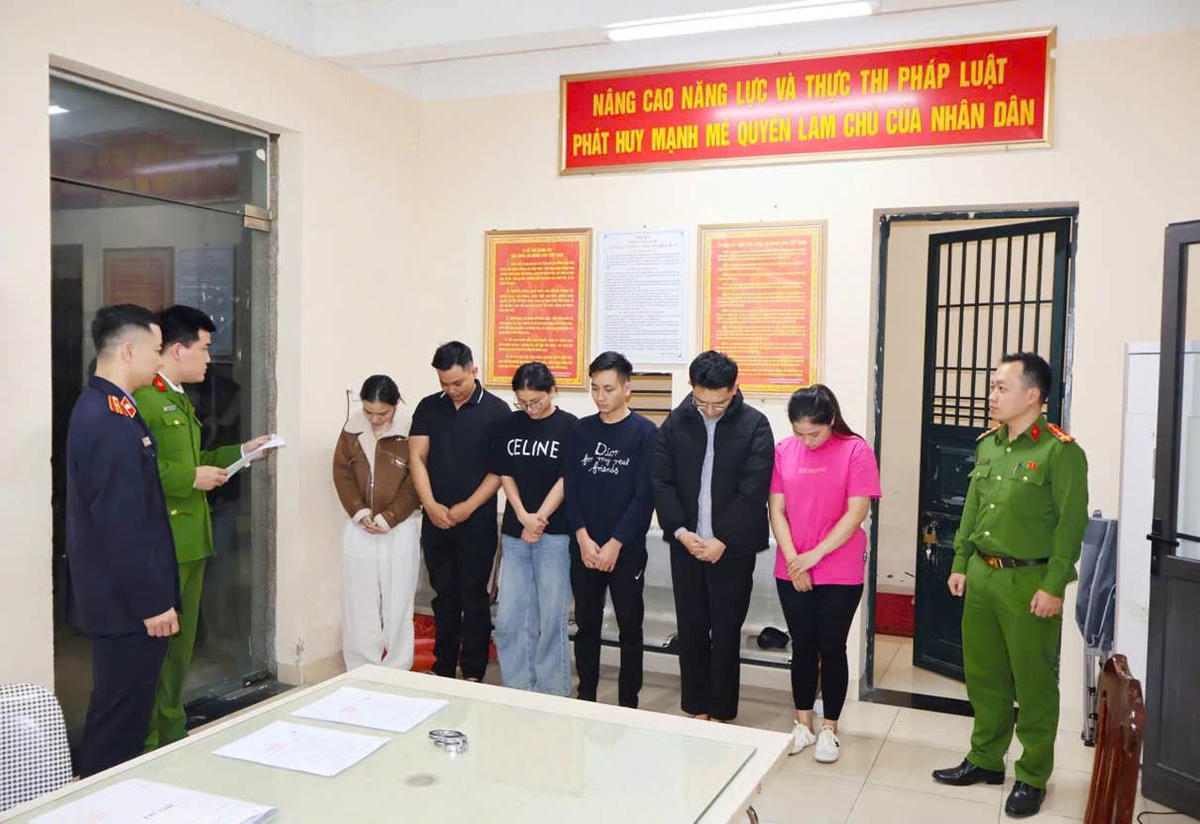 Đại diện Cơ Quan CSĐT CATP và Viện KSND khu vực 2 đọc Quyết Định khởi tố vụ án, khởi tố bị can về hành vi “Lừa dối khách hàng” theo khoản 2 điều 198 Bộ luật Hình sự