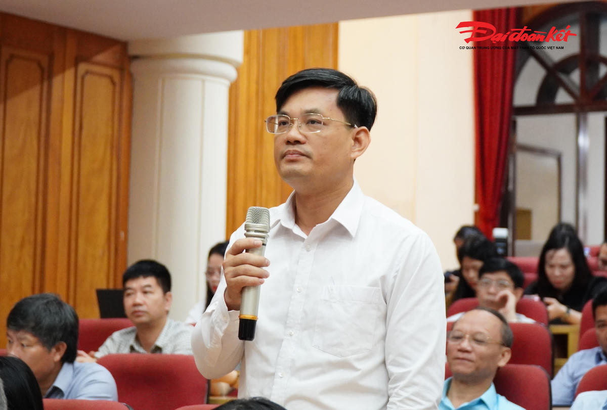 Đại diện xã Cẩm Hưng - quê hương Tổng Bí thư Hà Huy Tập thông tin thêm các hoạt động kỷ niệm 120 năm Ngày sinh Tổng Bí thư Hà Huy Tập. Ảnh: HN.