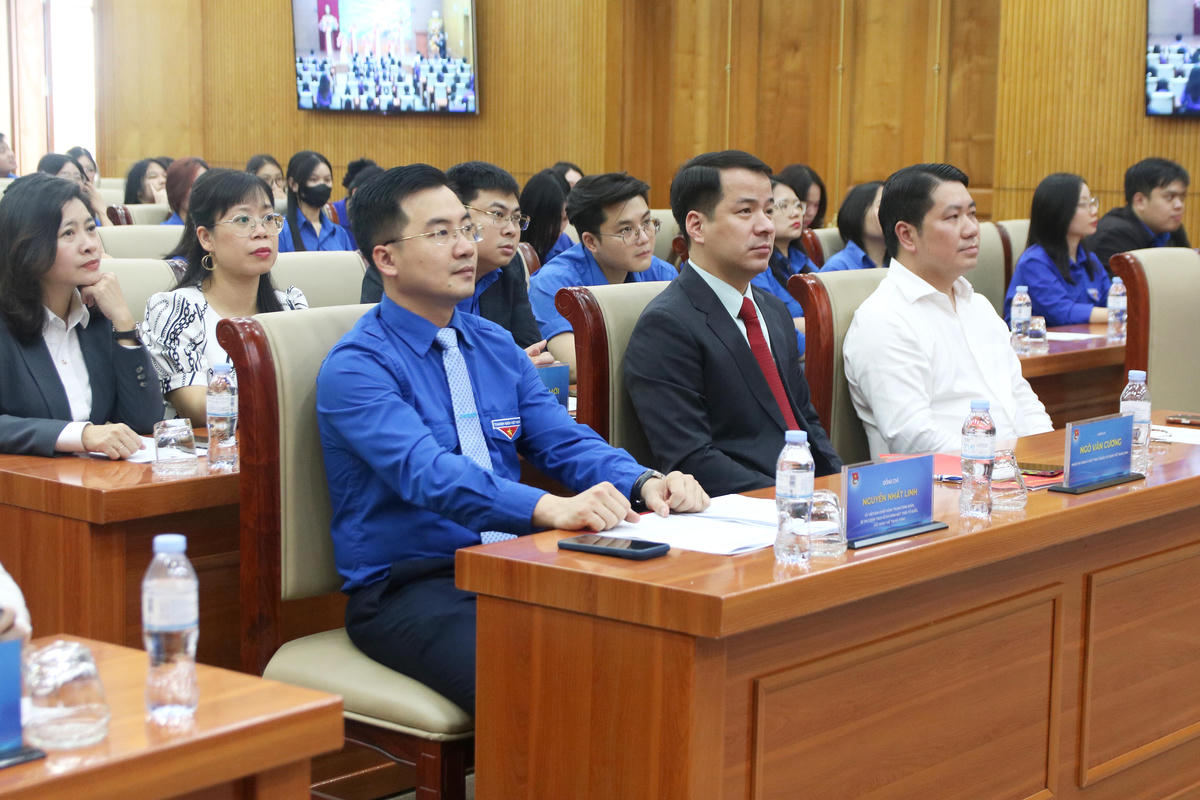 Phó Bí thư Đảng ủy MTTQ, các đoàn thể Trung ương&nbsp;Ngô Văn Cương;&nbsp;Bí thư Đoàn Thanh niên MTTQ, các đoàn thể Trung ương Nguyễn Nhất Linh  và các đại biểu tham dự buổi lễ.