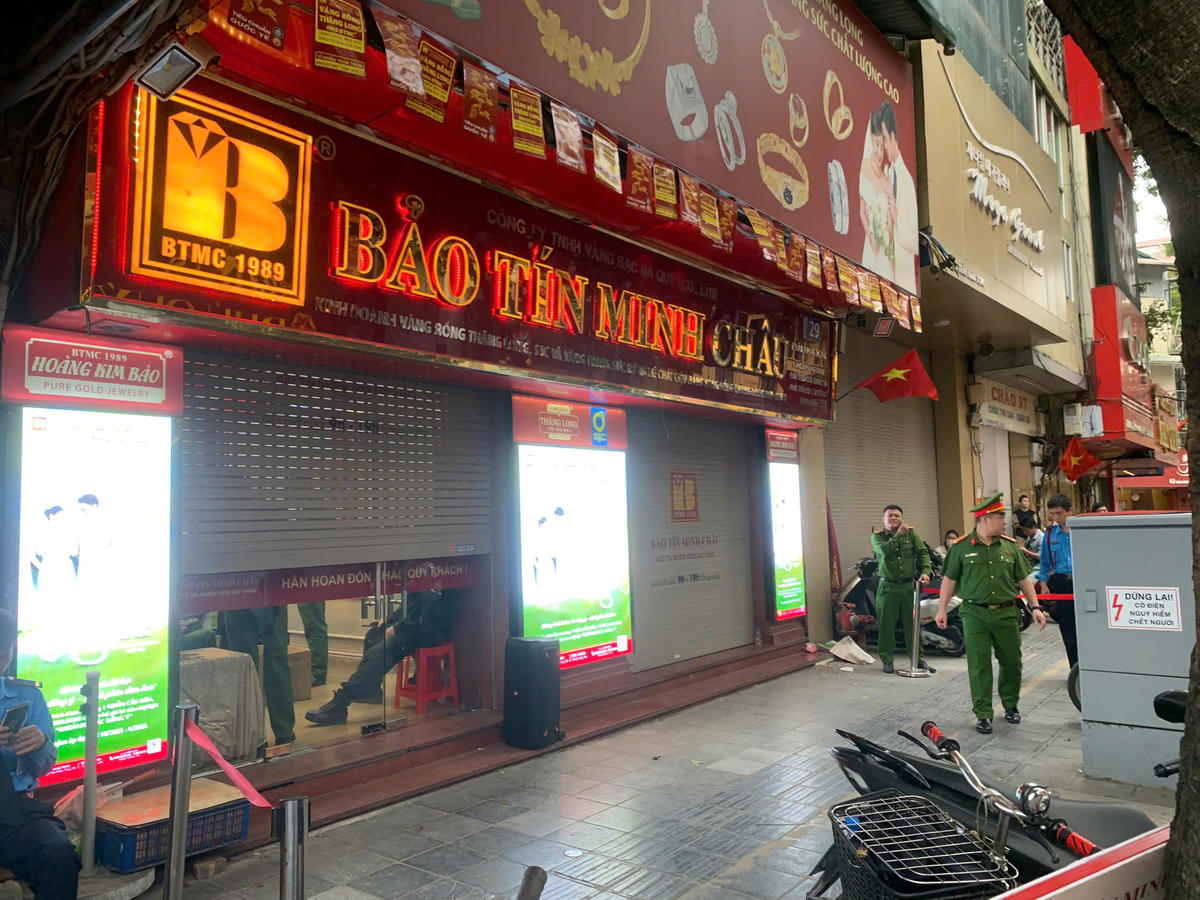 Lực lượng Công an phường có mặt tại cửa hàng 29 Trần Nhân Tông để đảm bảo anh ninh trật tự.