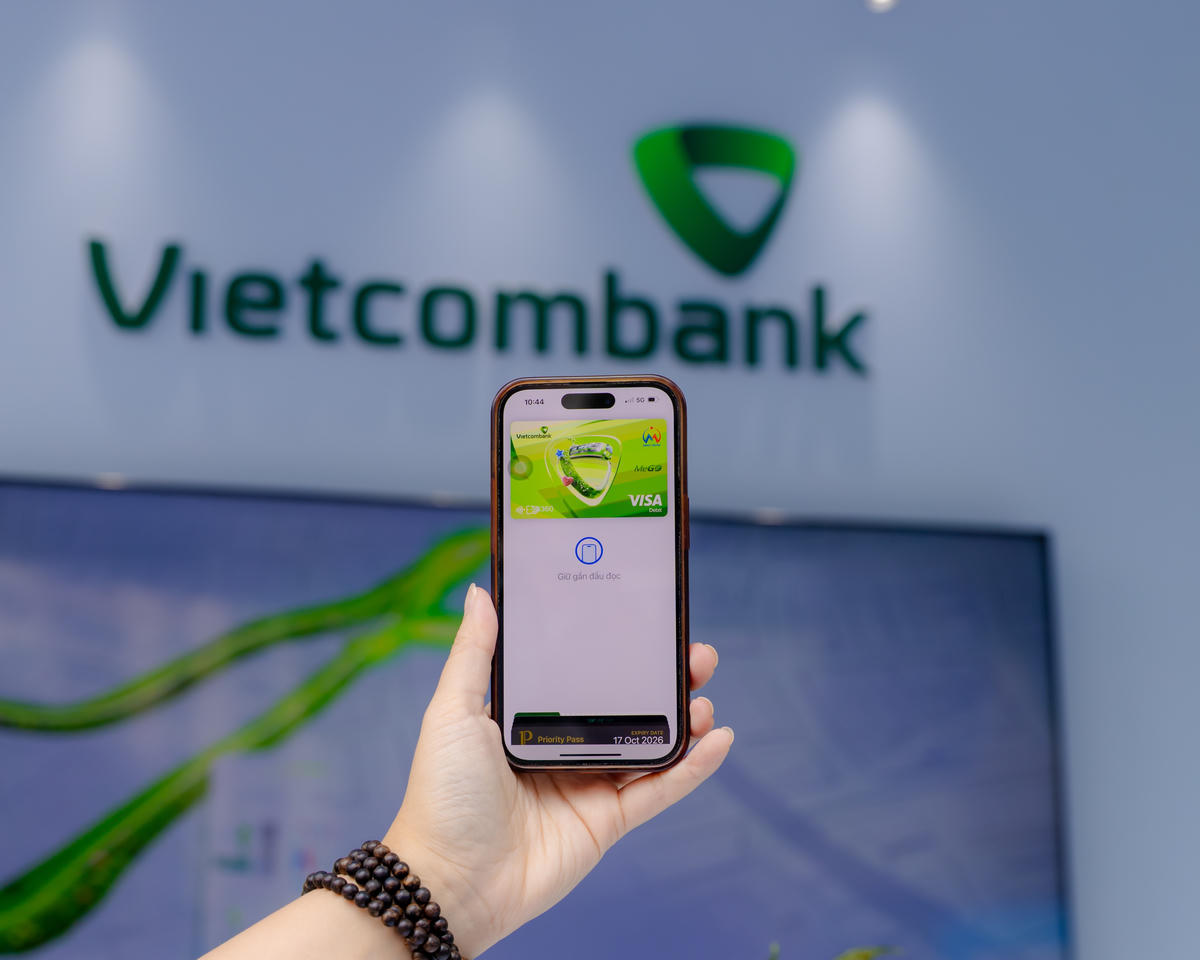 Khách hàng có thể sử dụng thẻ Vietcombank Visa MeGO phi vật lý trên điện thoại thông minh hoặc đăng ký nhận thẻ cứng, được làm từ 100% vật liệu tái chế thân thiện với môi trường.