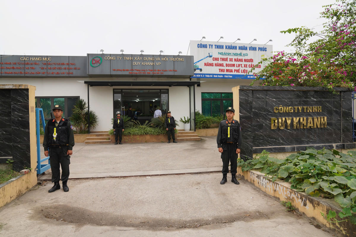 Công an phong tỏa để khám xét tại Công ty TNHH xây dựng và môi trường Duy Khanh VP. Ảnh: CACC.