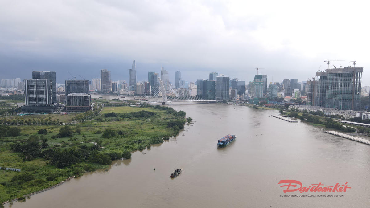 Một góc đất trống tại khu đô thị Thủ Thiêm, nhìn về trung tâm TP Hồ Chí Minh. Ảnh: Hồng Phúc.&nbsp;