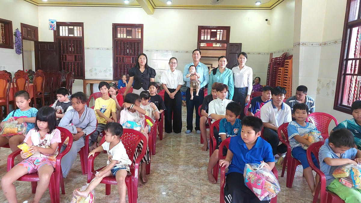 Đoàn công tác tặng quà cho các em tại Mái ấm Anh Đào. Ảnh T.M