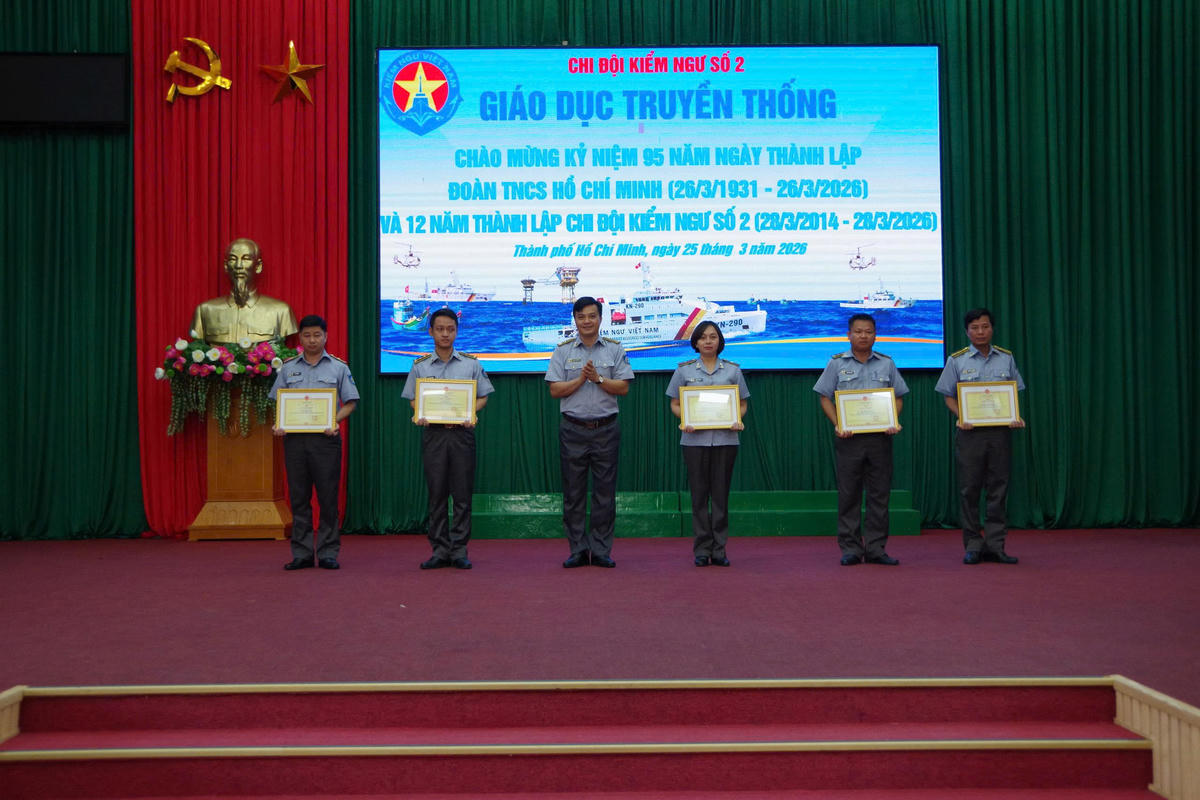 Lãnh đạo Chi đội Kiểm ngư số 2 trao thưởng cho các tập thể, cá nhân trong học tập và làm theo tư tưởng, đạo đức, phong cách Hồ Chí Minh. Ảnh: Ngọc Chung.