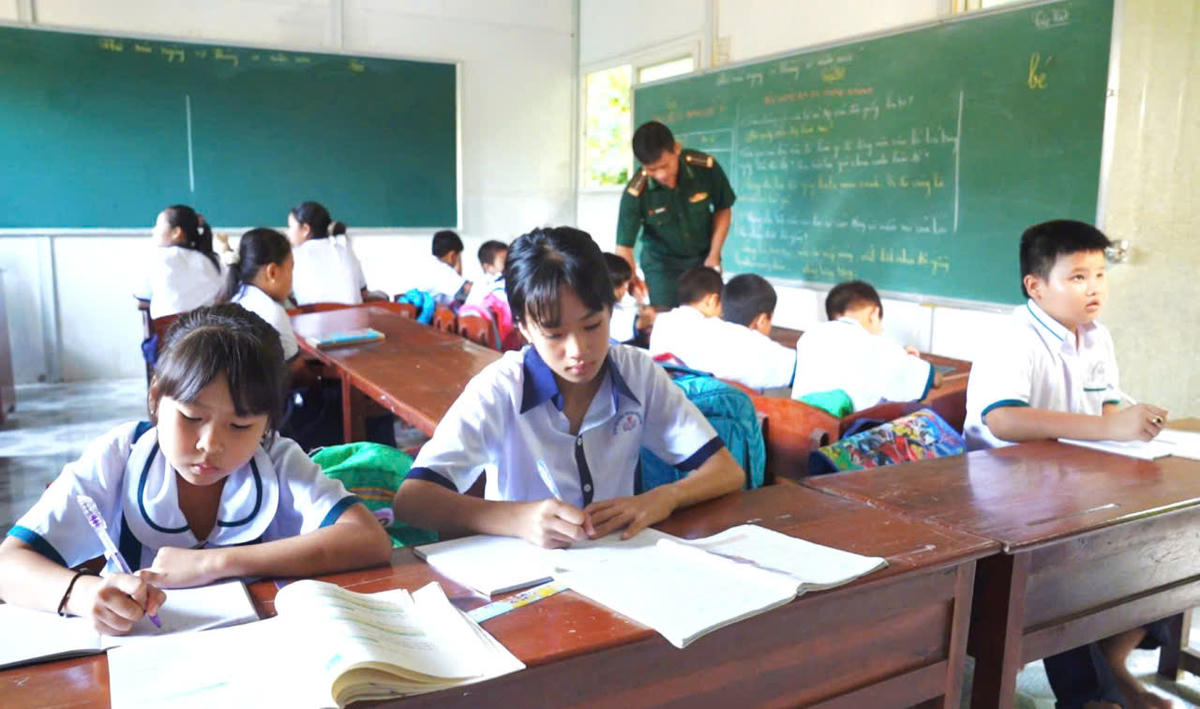 Lớp học tình thương chỉ với 3 chiếc bảng, học sinh ngồi theo từng nhóm, thầy lần lược hướng dân từng lớp trong tình yêu thương ấm áp đến với trẻ em trên đảo. (Ảnh: NVCC).