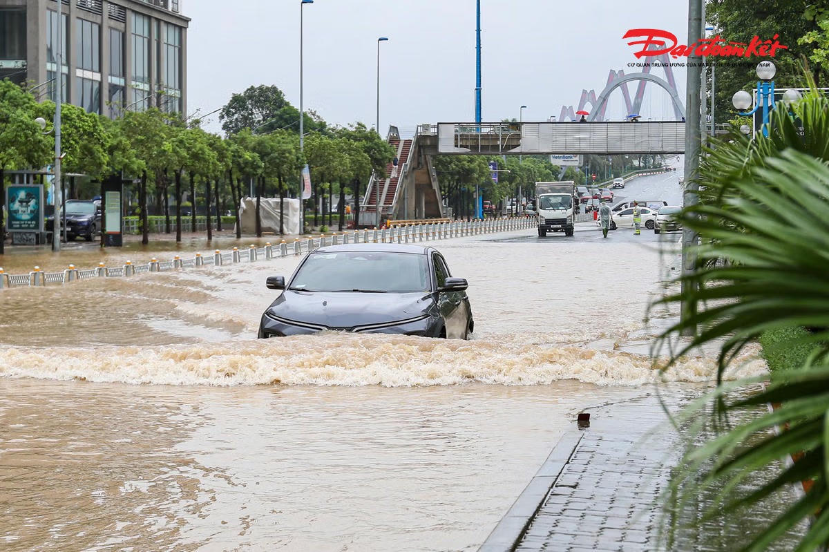 Vào mùa mưa, Hà Nội thường xuyên xuất hiện tình trạng ngập úng cục bộ tại nhiều khu vực.. 
