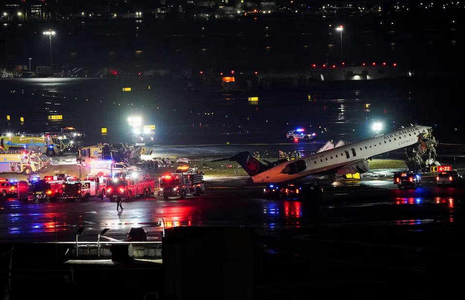 Các lực lượng cứu hộ làm việc tại hiện trường va chạm tại Sân bay LaGuardia, New York, Mỹ. Nguồn: Reuters.