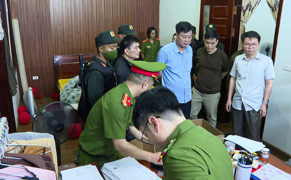 Nhận thấy vụ việc phức tạp, Thiếu tướng Nguyễn Minh Tuấn, Giám đốc Công an tỉnh Phú Thọ (áo trắng) đã trực tiếp có mặt tại hiện trường để chỉ đạo phá án. Ảnh: CACC.