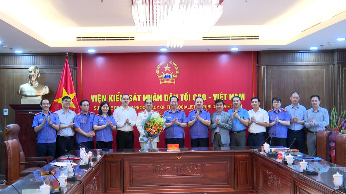 Lãnh đạo Viện Kiểm sát Nhân dân Tối cao, Ban Biên tập Báo Bảo vệ Pháp luật; Cơ quan Báo và Phát thanh, Truyền hình Hà Nội... chúc mừng nhà báo Nguyễn Mạnh Hưng. Ảnh: Nguyễn Nghĩa.