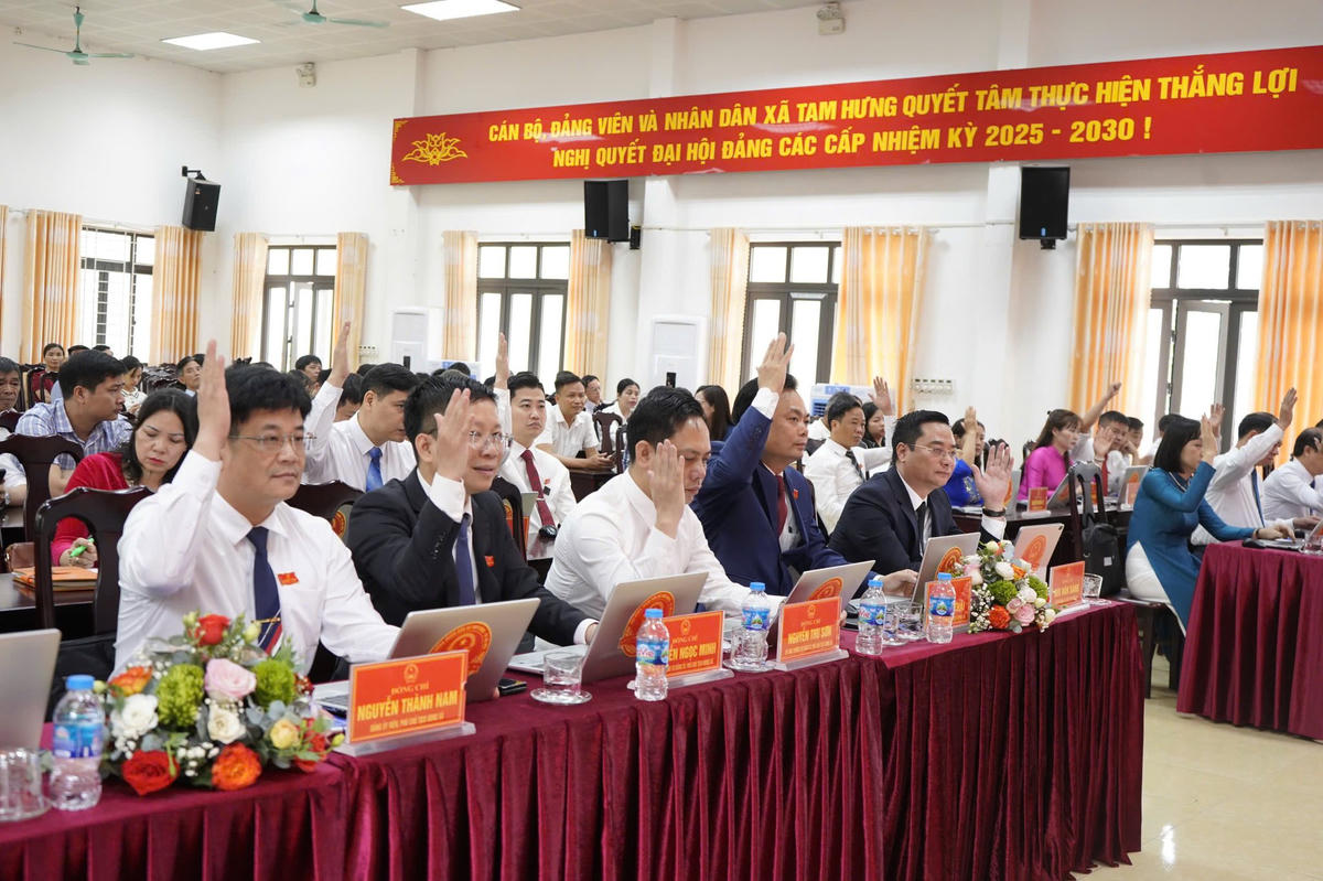 Tại Kỳ họp cũng thông qua nhiều nghị quyết quan trọng, gồm: Phê chuẩn quyết toán thu, chi ngân sách năm 2025; kế hoạch tổ chức các kỳ họp thường lệ năm 2026 và quy chế hoạt động của HĐND xã khóa XXIII. Ảnh: BT