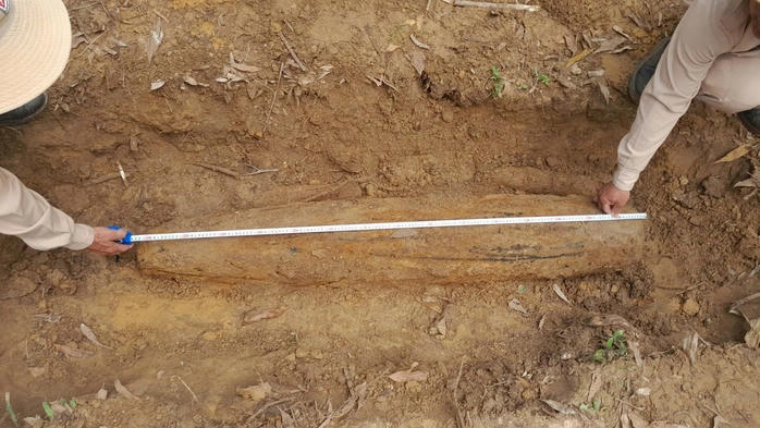 Lực lượng chuyên trách xác định đây là bom MK-82 – loại bom đa dụng còn sót lại sau chiến tranh, có trọng lượng khoảng 227kg. Ảnh: Võ Văn