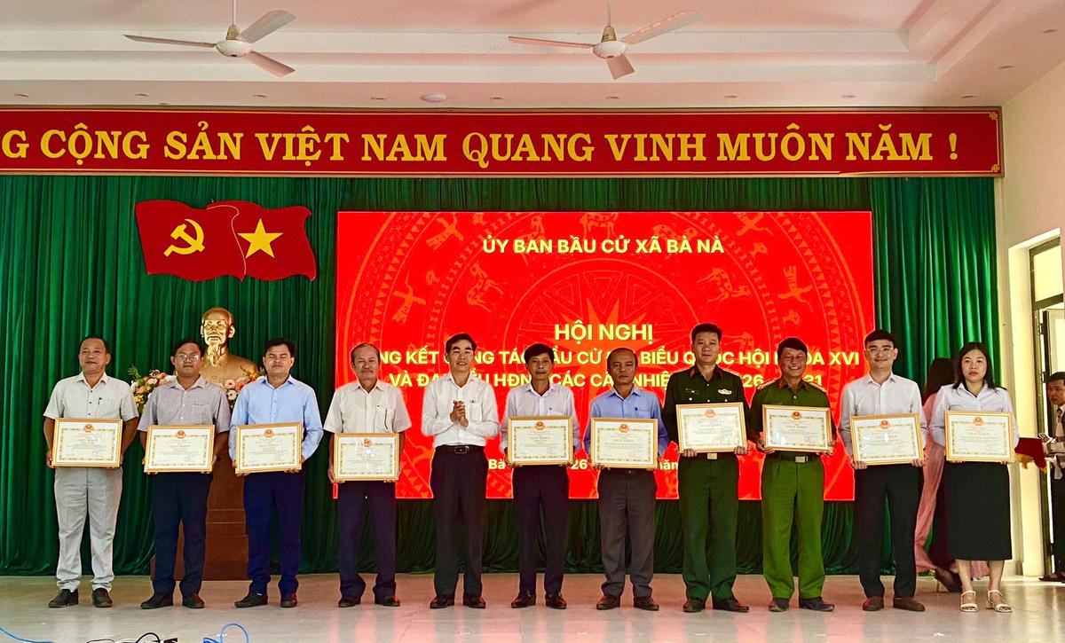 Ủy ban Bầu cử xã Bà Nà đã biểu dương, khen thưởng 51 tập thể và cá nhân có thành tích xuất sắc trong công tác tổ chức bầu cử đại biểu Quốc hội khóa XVI và đại biểu HĐND các cấp, nhiệm kỳ 2026 - 2031. Ảnh: Thượng Sơn.