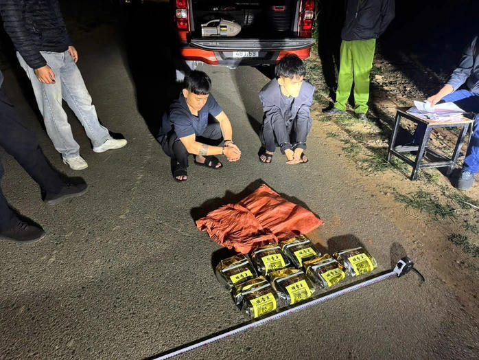 Hai đối tượng cùng tang vật vụ án. Ảnh:&nbsp;Chi cục Hải quan khu vực IX