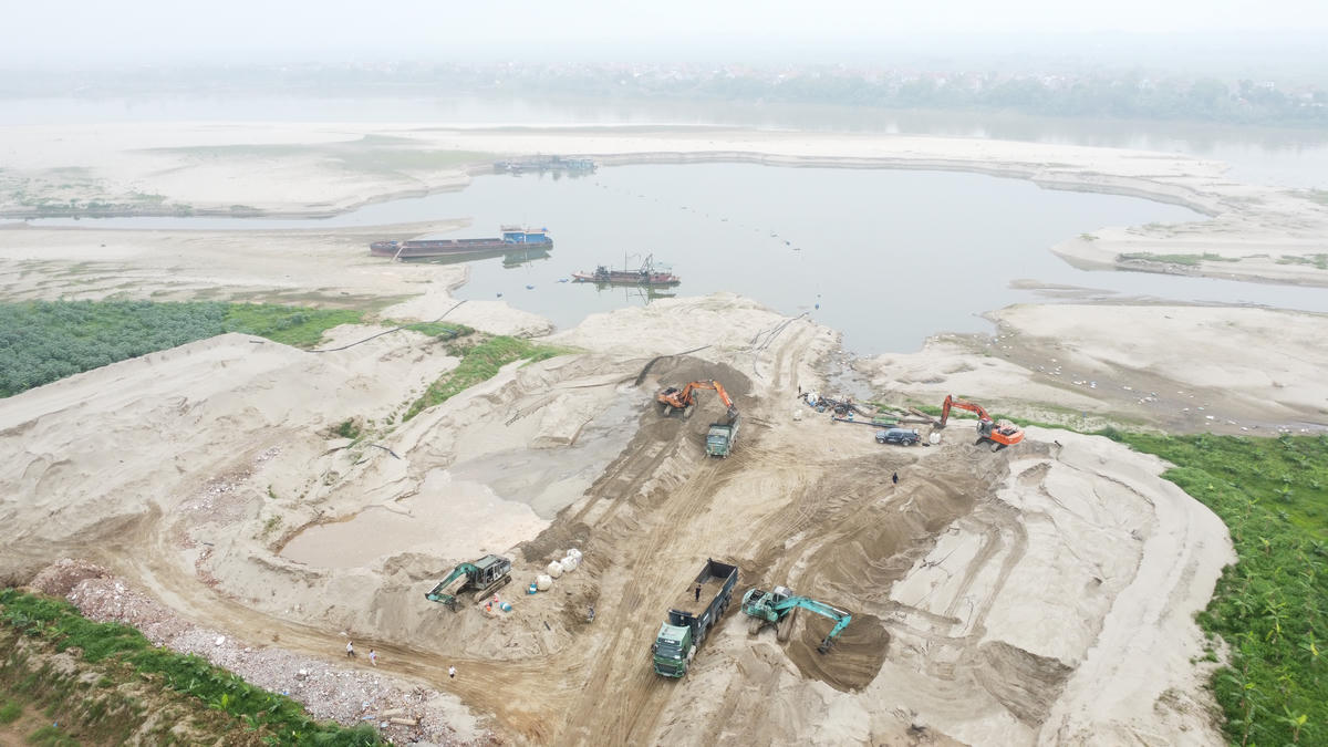 Mộ bến bãi khai thác, tập kết, vận chuyển cát dọc sông Hồng thuộc địa bàn xã Hùng Việt, tỉnh Phú Thọ. Ảnh: Đ.S.