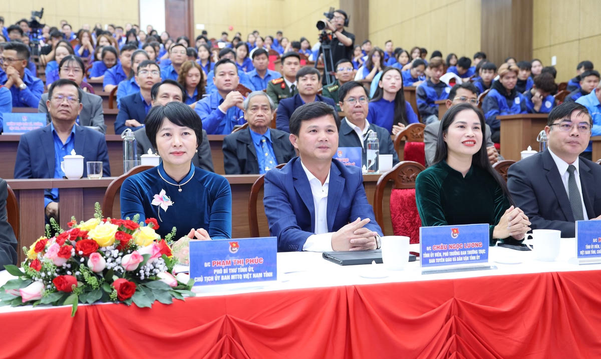 
Bà Phạm Thị Phúc, Phó Bí thư Tỉnh ủy, Chủ tịch Ủy ban MTTQ Việt Nam tỉnh Lâm Đồng cùng lãnh đạo các sở, ban, ngành, đơn vị dự lễ kỷ niệm 95 năm Ngày thành lập Đoàn TNCS Hồ Chí Minh. Ảnh CT
