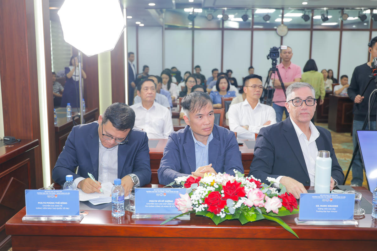 Các đại biểu tham dự hội thảo.