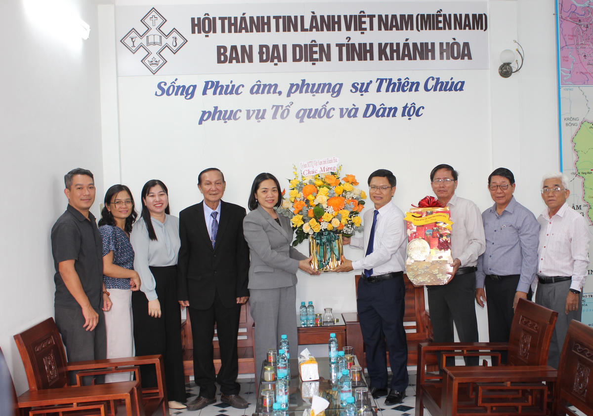 Bà Trần Thu Mai, Phó Chủ tịch Thường trực, Uỷ ban Mặt Mặt trận Tổ quốc Việt Nam tỉnh Khánh Hòà cùng đoàn công tác tặng hoa chúc mừng Ban Đại diện Hội thánh Tin lành Việt Nam (miền Nam) tại tỉnh Khánh Hòa nhân dịp lễ Phục sinh 2026. Ảnh X.H