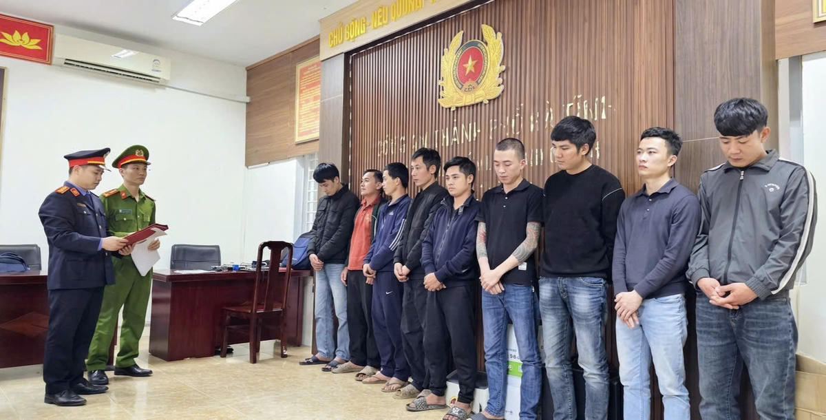 Cơ quan chức năng tống đạt quyết định khởi tố đối với các bị can. Ảnh: VH