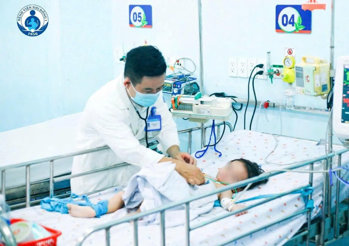 Bác sĩ theo dõi sức khỏe của trẻ bị bệnh tay chân miệng. Ảnh: BV