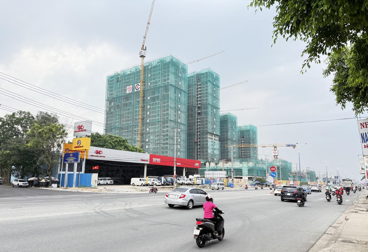 Hàng loạt dự án căn hộ của các chủ đầu tư dọc quốc lộ 13, TPHCM ( khu vực Bình Dương cũ). Ảnh: Mạnh Cường