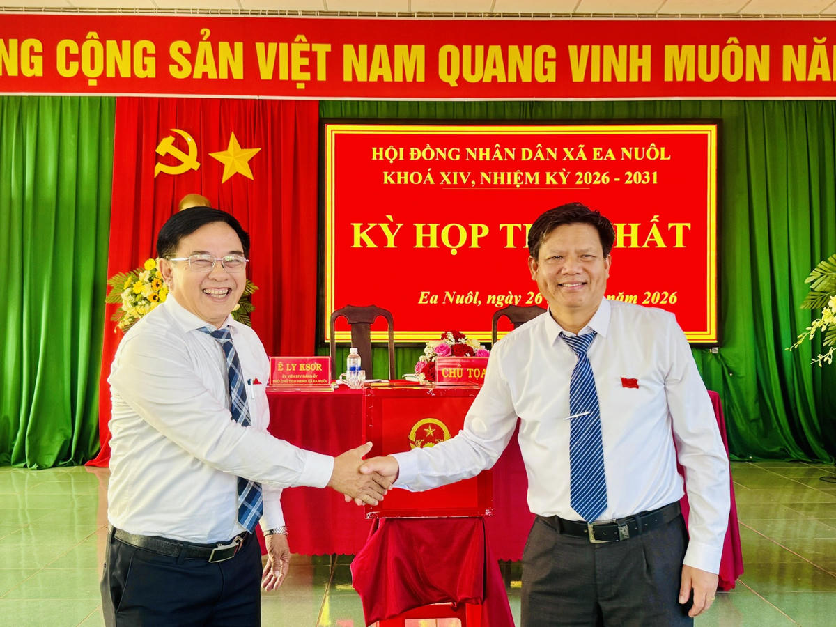 Chủ tịch UBND xã Nguyễn Duy Hòa chúc mừng ông Đặng Văn Bằng tiếp tục được tín nhiệm bầu giữ chức Chủ tịch HĐND xã khóa XIV, nhiệm kỳ 2026 – 2031.