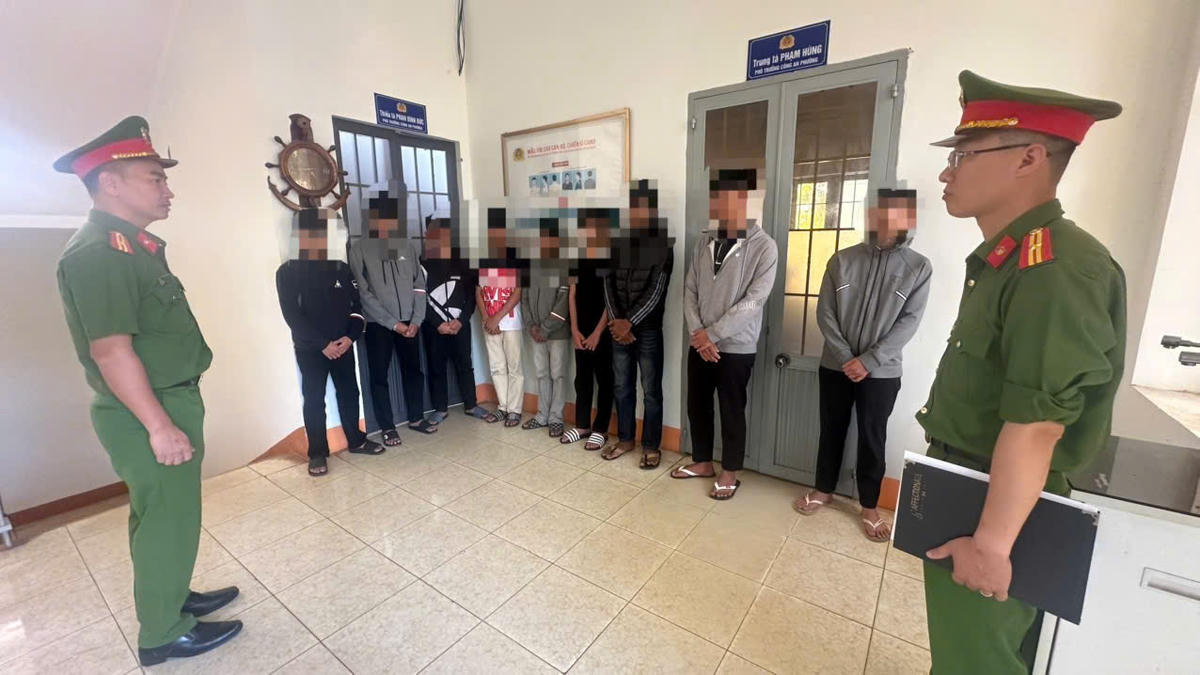 Nhóm thanh, thiếu niên tại cơ quan Công an. Ảnh:SĐ.