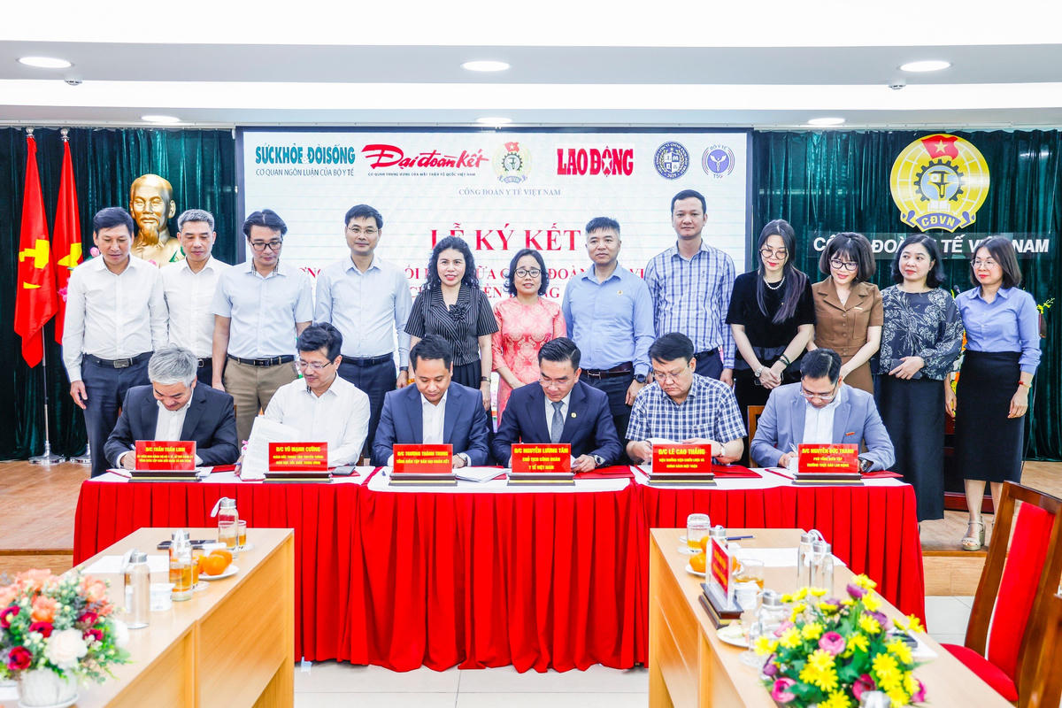 Lễ ký kết chương trình phối hợp tuyên truyền. Ảnh: Quang Vinh