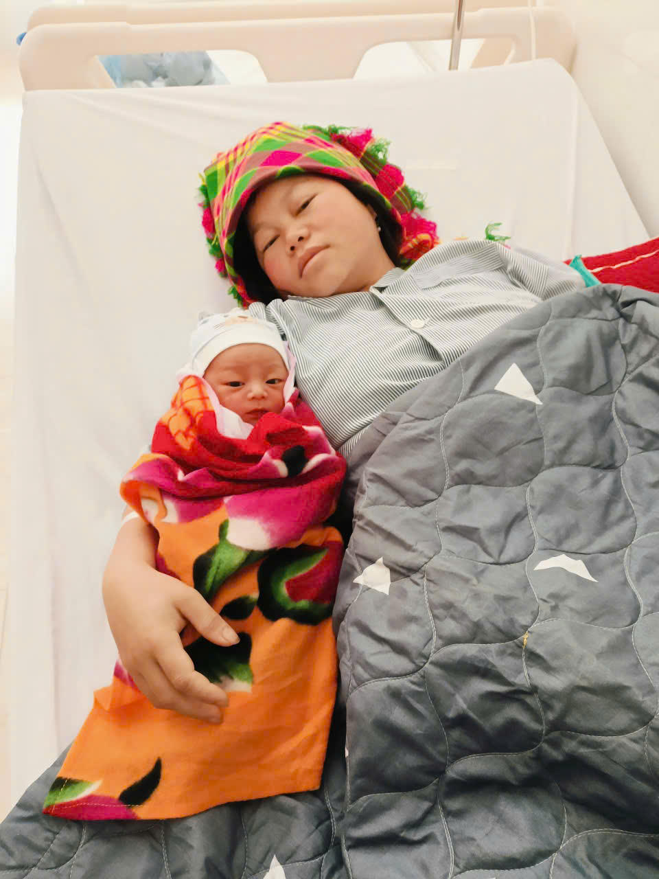 Nhờ được truyền máu kịp thời, mẹ con sản phụ Sùng Thị Sống đã qua cơn nguy kịch. Ảnh: Công an tỉnh Lào Cai.&nbsp; &nbsp;