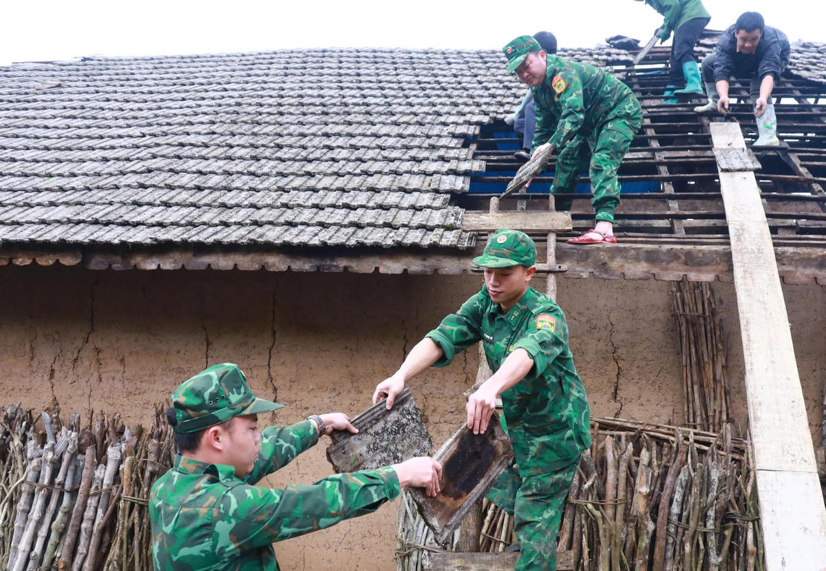 Cán bộ, chiến sĩ Đồn Biên phòng Tùng Vài hỗ trợ người dân lợp lại mái nhà sau trận mưa đá, góp phần sớm ổn định cuộc sống nơi vùng biên.