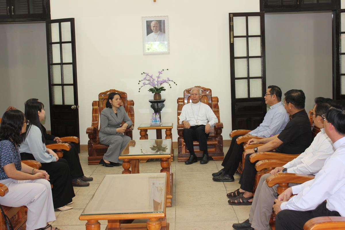 Bà Trần Thu Mai, Phó Chủ tịch Thường trực, Uỷ ban Mặt Mặt trận Tổ quốc Việt Nam tỉnh Khánh Hòà, thông tin một số kết quả kinh tế - xã hội nổi bật của địa phương trong thơi gian qua với Tòa Giám mục Giáo phận Nha Trang. Ảnh X.H